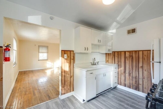 Photo - 275 E 200th St