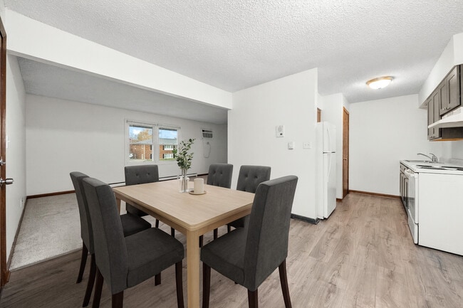 Photo - 609 E 3rd St