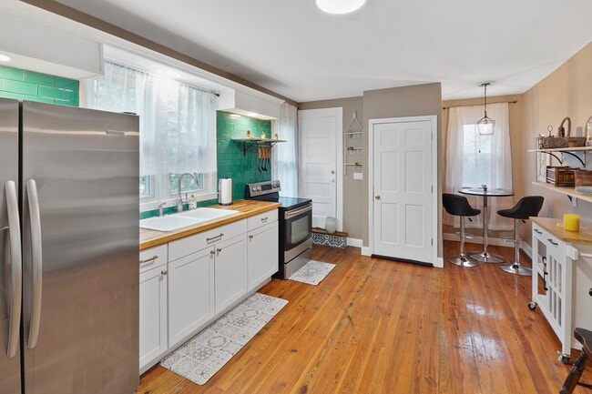 Building Photo - 578 Woodward Ave Unit 578 Woodward Avenue