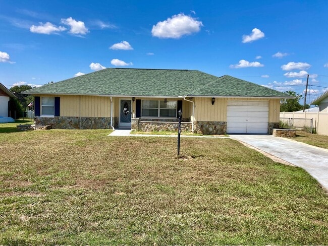 Building Photo - Available soon! 2 bedroom, 1.5 bath home w...