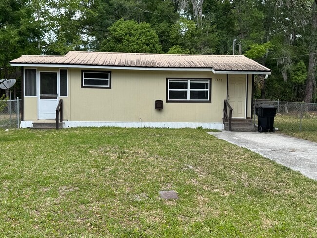 Photo - 1203 Larry St