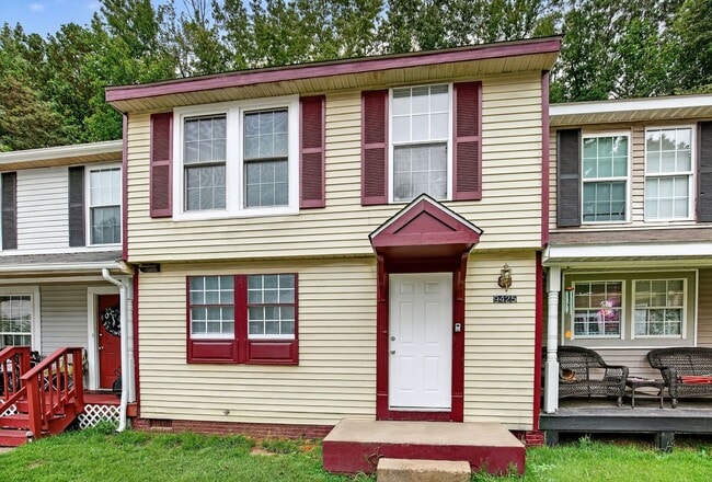 Building Photo - Charming 2 Bedroom Townhouse