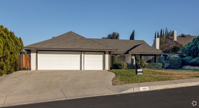 Building Photo - Spacious SIngle Story on Quiet Street Rental