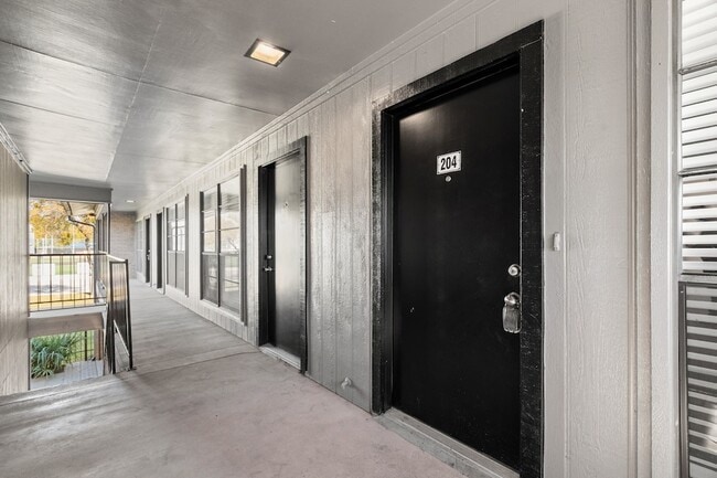 Building Photo - 320 E 4th St Unit 204