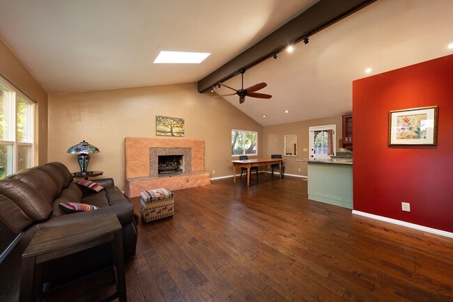 Photo - Cozy 2 Bedroom Cottage with Lush Gardens