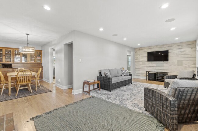 Photo - 405 Farrell St