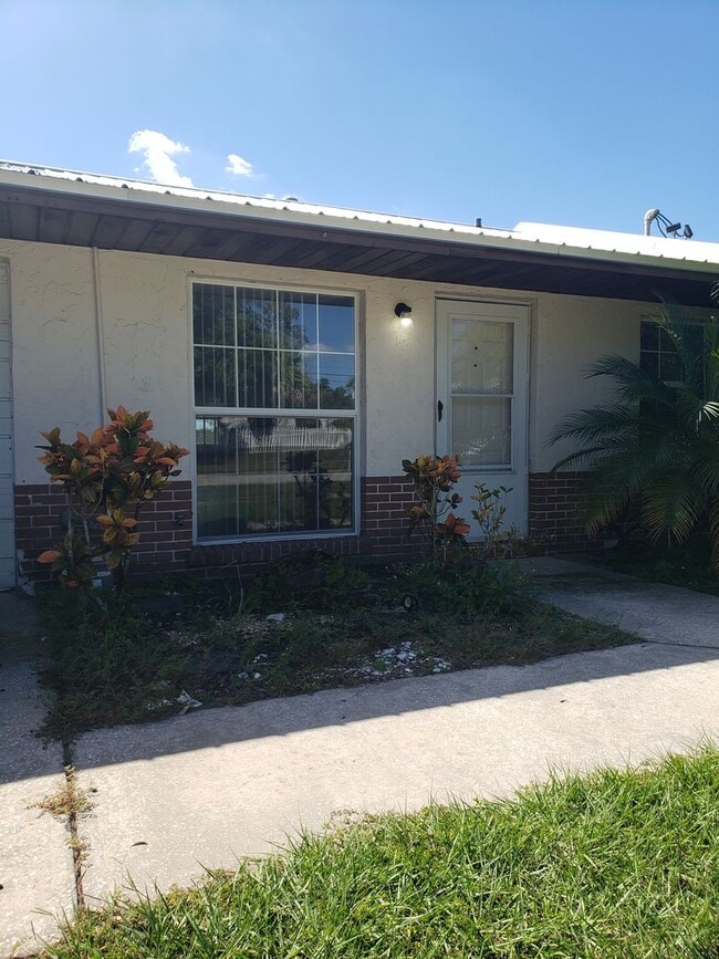 Building Photo - Two-Bedroom Apartment off Lake Menzie