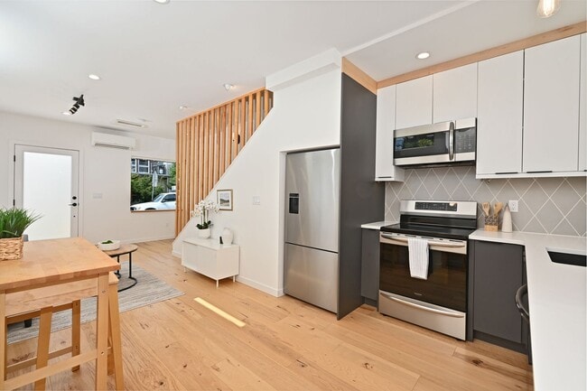 Building Photo - Modern 3-Level Townhome (2020) with Private Roof Deck & A/C