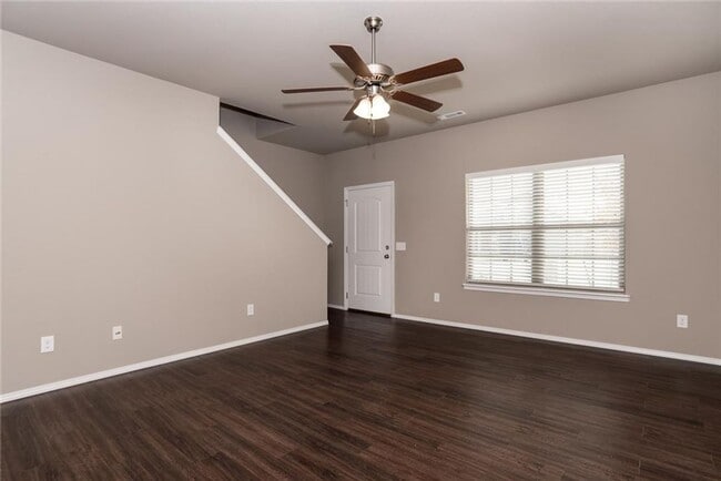 Photo - 4 bedroom 2.5 bath in Lowell-south of Promanade