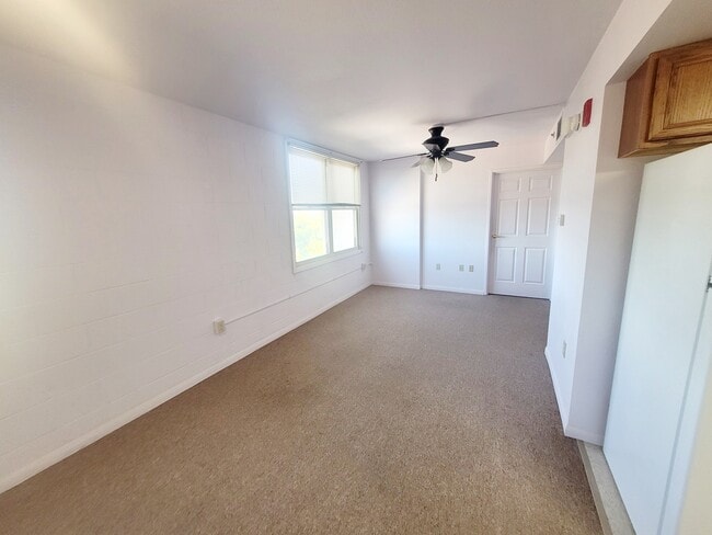 Living Room - 330 W Court St Apartamentos