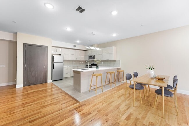 Building Photo - 65-67 Storms Ave Unit 3B