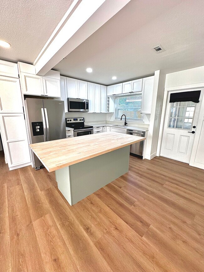 Photo - 1050 Nokomis St