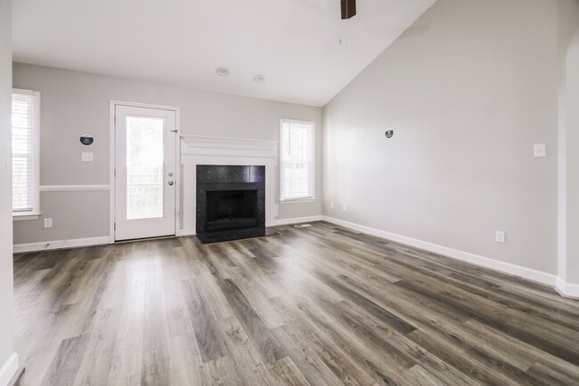 Photo - 998 St Catherines Dr