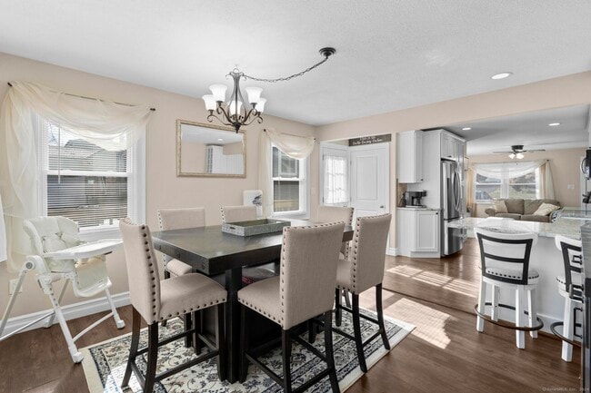 Photo - 27 Strathmore Rd