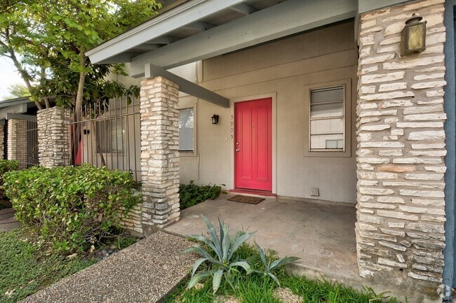 Building Photo - 5905 Hidden Valley Trail Rental