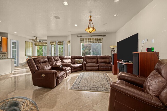 Photo - Expansive estate style home - 5 minute drive to SDSU!