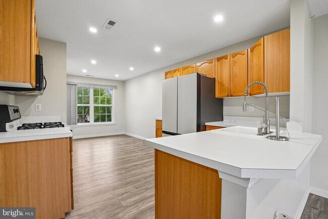 Photo - 706 Julian Dr W