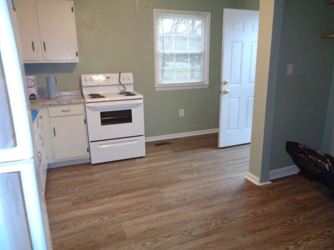 Photo - Cute House-Nice Yard!