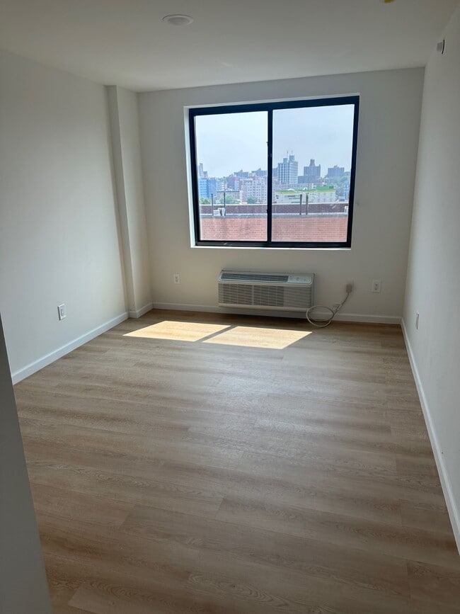 Photo - 947 College Ave