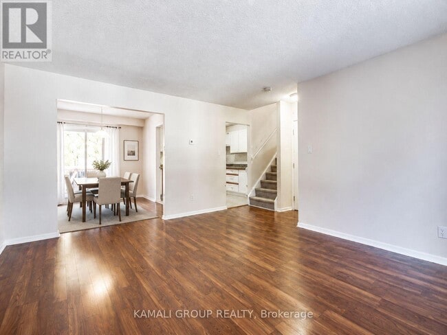 Photo - 363 Grandview St S