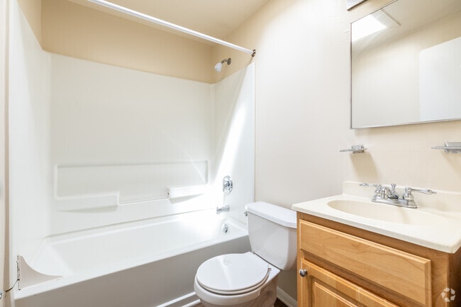 1BR, 1BA - 730SF - Bathroom - Riverview Townhomes
