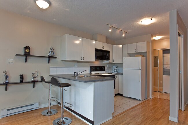 Photo - 939 Homer St