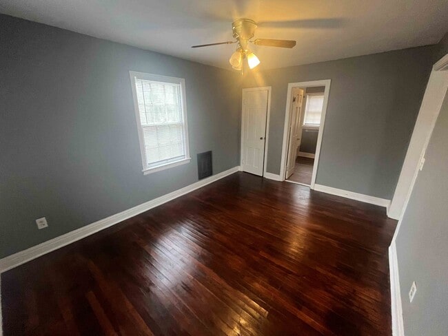 Photo - 817 Moulton St E Unit B