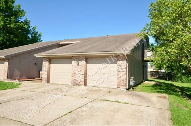 Building Photo - 404 Sky Vue Dr Unit 404 Sky Vue Dr, Apt C, Raymore, MO 64083