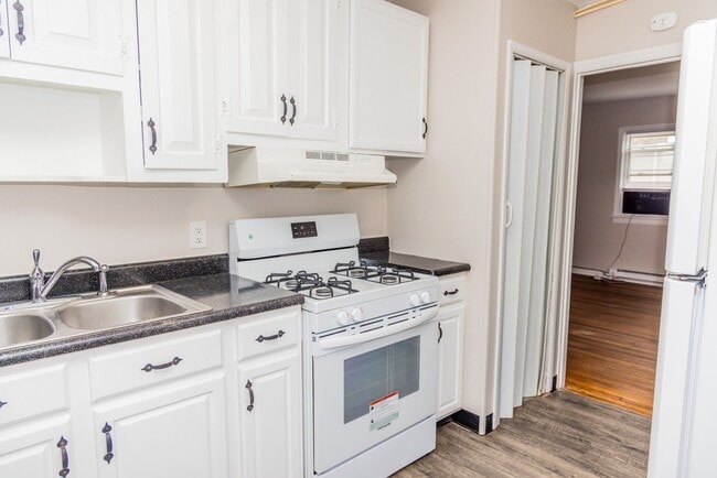 Building Photo - ONE MONTH FREE-Sign by 2/28/2026: Walk to Carytown & the Fan Unit 1905-D