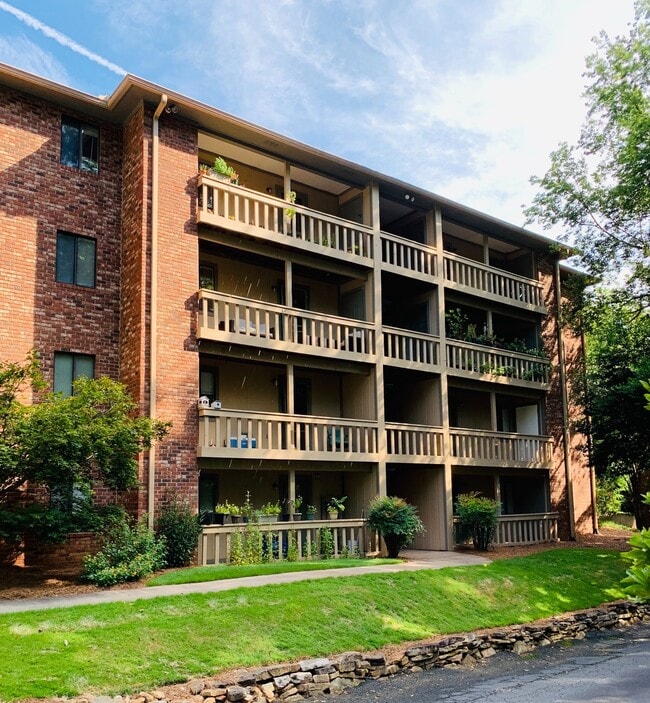 Building Photo - 1 Bedroom condo- Steps away from UGA! Available early August 2026