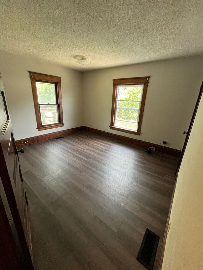 Building Photo - 549 Pine St Unit 1015 1/2 Catherine Street