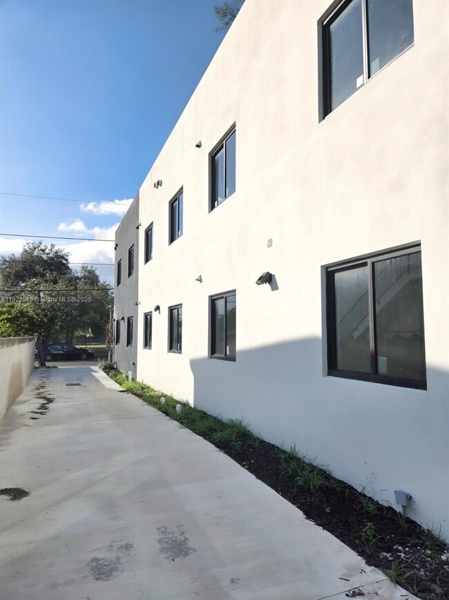 Photo - 753 NW 30th St Unidad 1