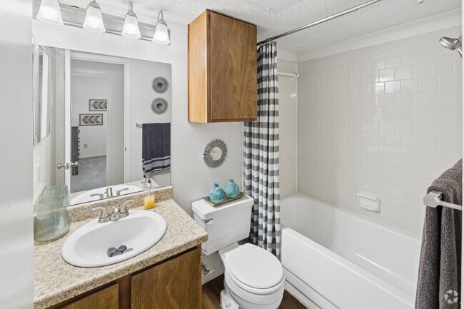 2BR, 2BA - 916SF - Primary Bathroom