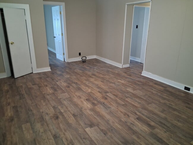 Photo - 2083 Broad St