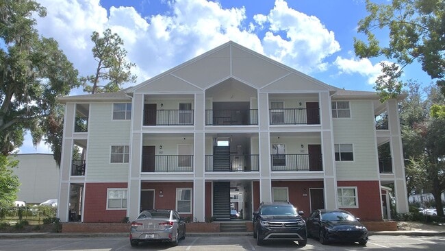 Building Photo - FOR RENT. 1 bedroom 1 bathroom condo first...