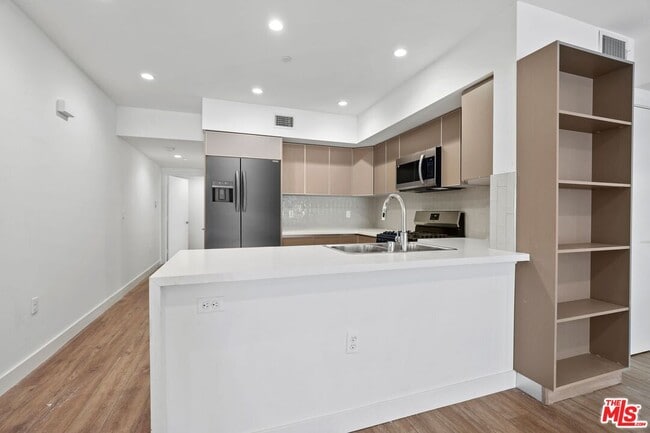 Photo - 130 S Croft Ave Unidad 201