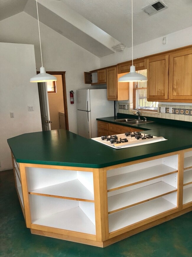 Photo - 718 Mountain Rd NW Unit B