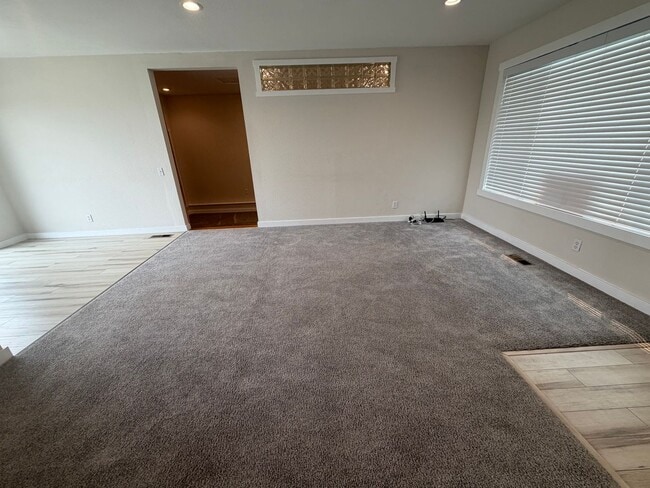 Photo - 209 Goldcrest St NW
