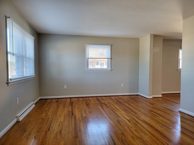Photo - 547 W Marion St