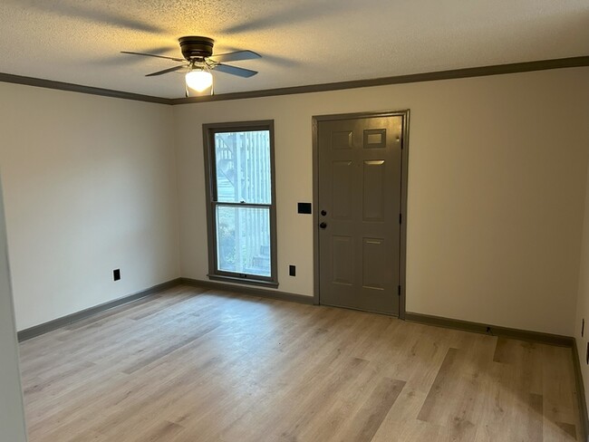 NEWLY RENOVATED Ground Level Apartment in ... - NEWLY RENOVATED Ground Level Apartment in ...