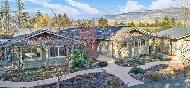 Building Photo - 679 Clay St Unit A