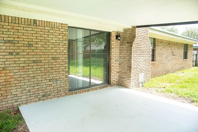 Photo - 244 Live Oak Ln NW