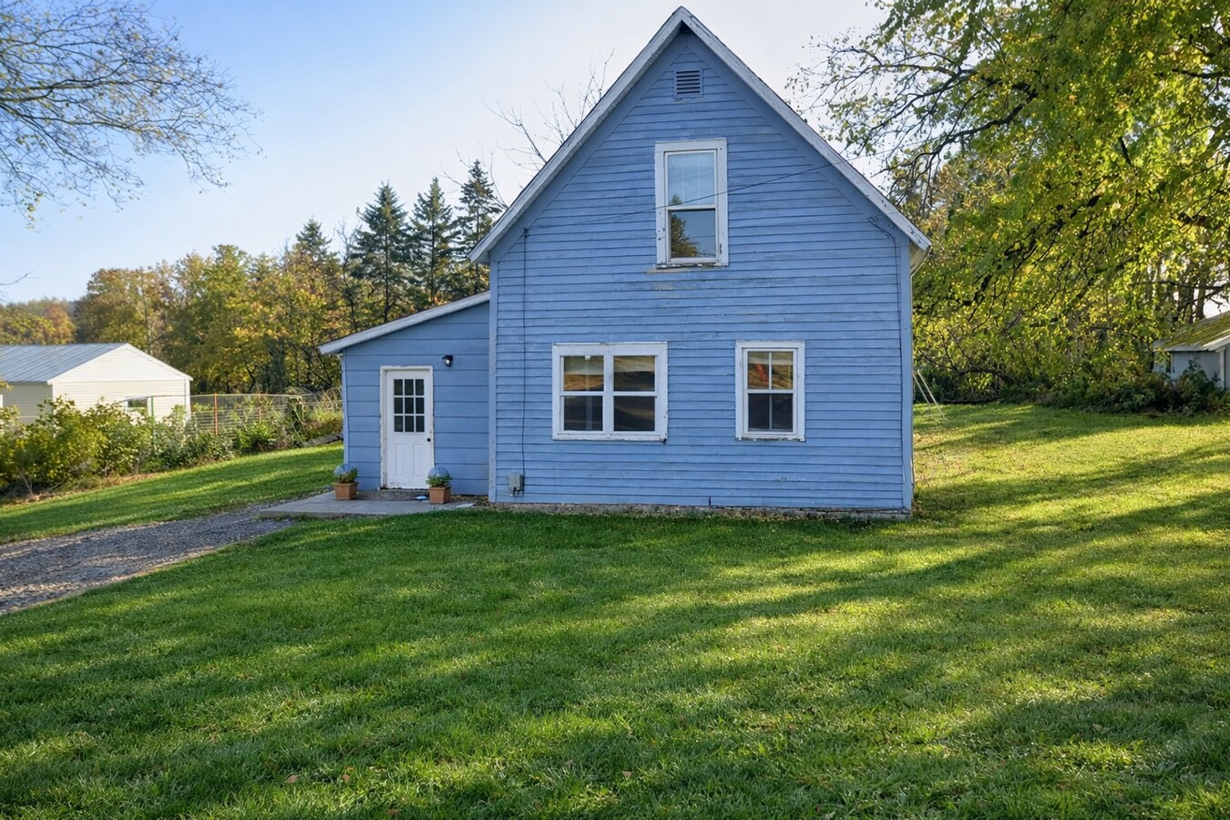 Photo - 1002 Lindoo Ave E