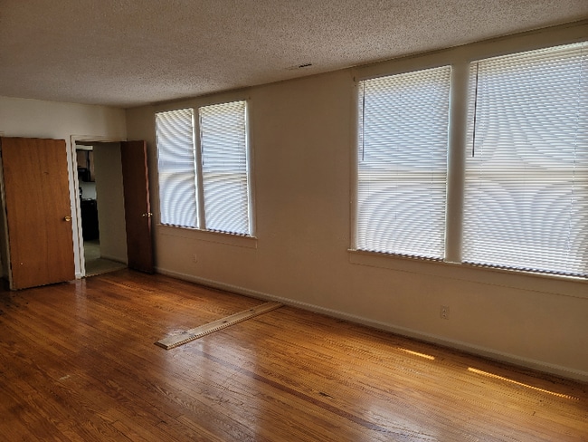 Photo - 448 W Railroad Ave