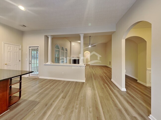 Photo - 985 Martin Field Dr