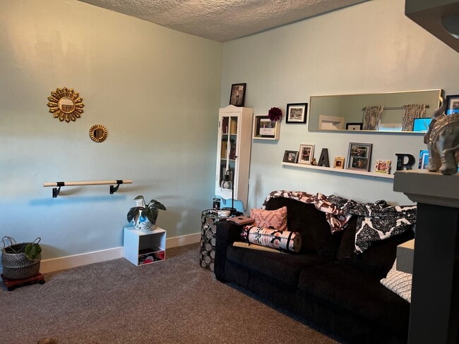 Photo - 313 E 11th St