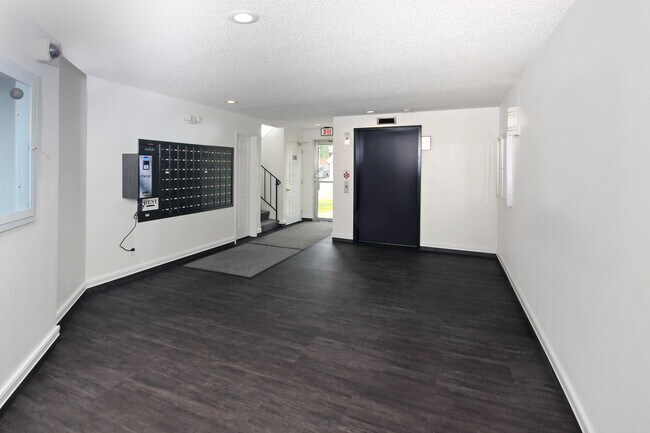 Mail/Elevator - Regency Park North