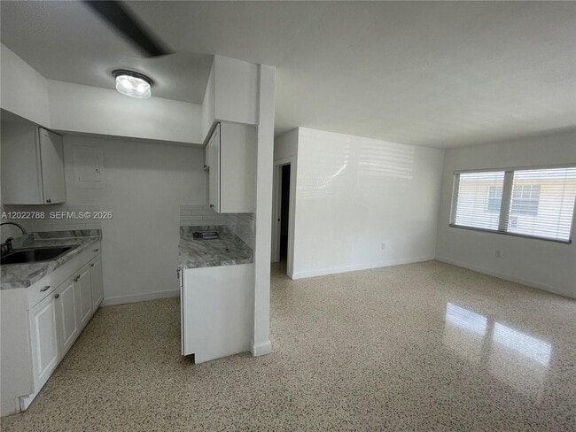 Building Photo - 940 SW 4th Ave Unit 1