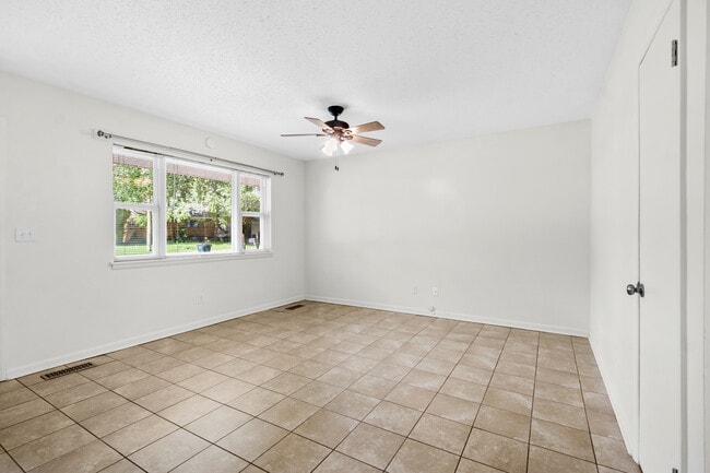 Photo - 840 W Davis St