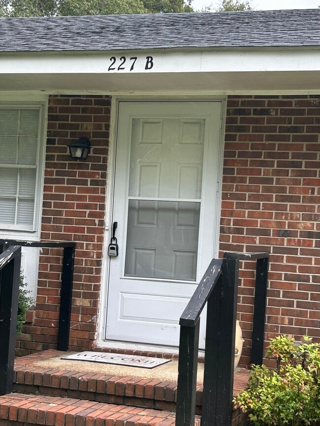 Building Photo - 227b Lester St Rental